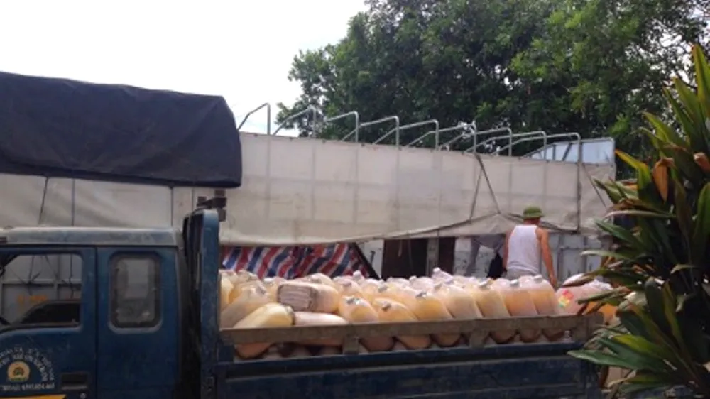 Số mỡ động vật không rõ nguồn gốc đã được bốc dỡ sang xe tải để đưa đi tiêu hủy theo quy định