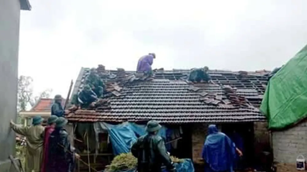 Lực lượng chức năng giúp người dân khắc phục thiệt hại