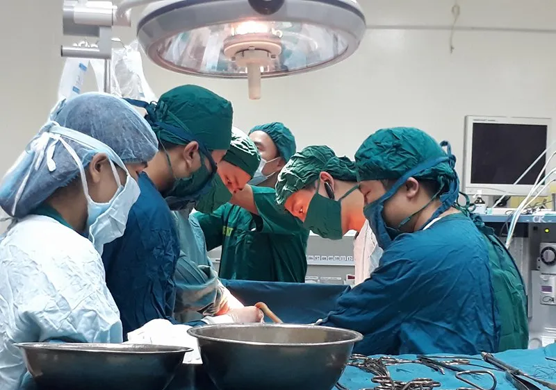 Các bác sĩ Bệnh viện Đa khoa tỉnh Hà Tĩnh tiến hành ca mổ lấy thai nhi thành công