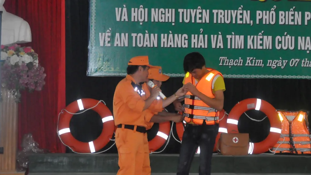 Trao áo phao và phần quà cho đại diện các ngư dân