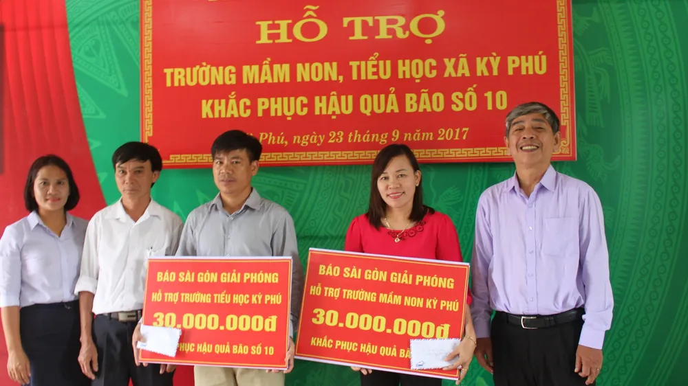 Trao hỗ trợ của bạn đọc Báo SGGP đến các Trường Tiểu học, Mầm non xã Kỳ Phú và Trường THCS Lâm Hợp, huyện Kỳ Anh, tỉnh Hà Tĩnh để khắc phục hậu quả bão số 10