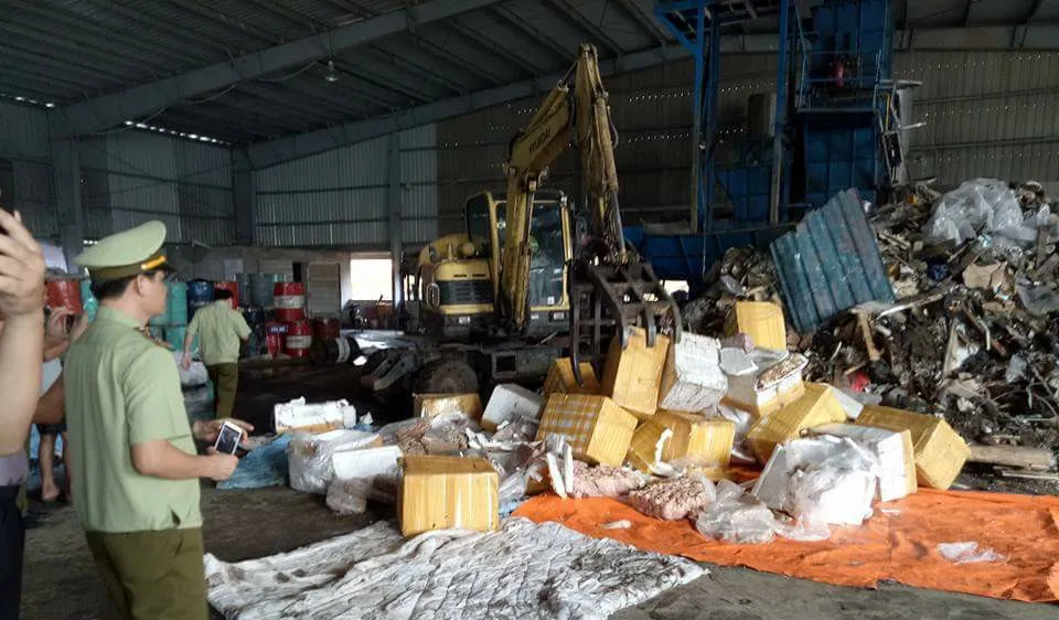 Tiến hành tiêu hủy toàn bộ lô hàng thực phẩm "bẩn"