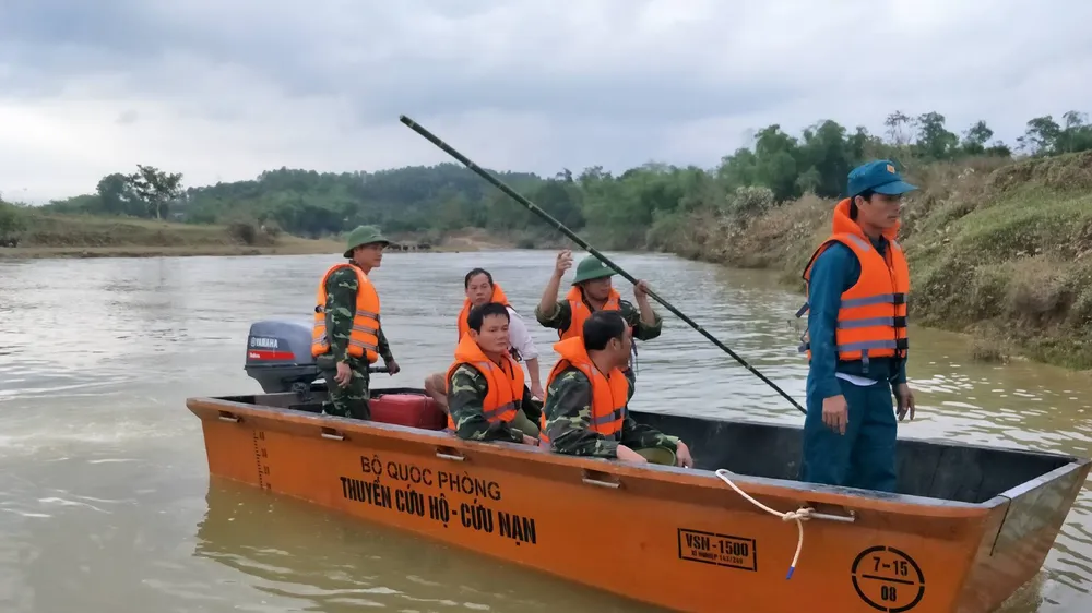 Các lực lượng chức năng đang tổ chức tìm kiếm ông H. trên sông