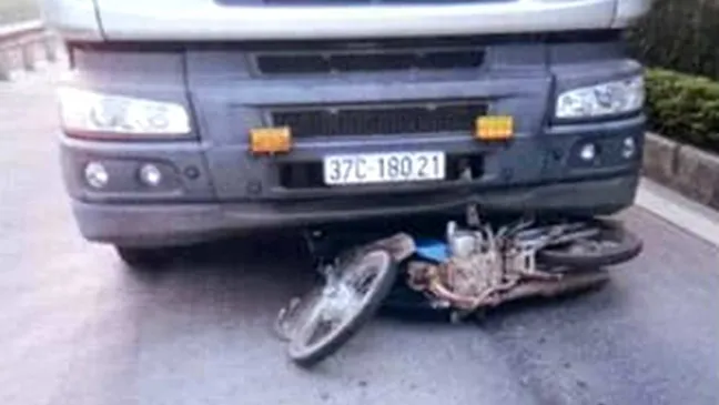 Va chạm giữa xe tải và xe máy, 2 cha con tử vong