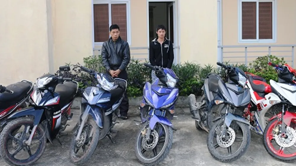 Các đối tượng bị bắt cùng tang vật. Ảnh: Công an Hà Tĩnh