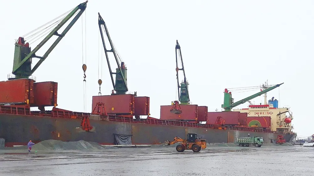 Tàu Hong De mang quốc tịch Panama vào cập cảng để làm hàng tại cảng Vũng Áng đầu năm 2018