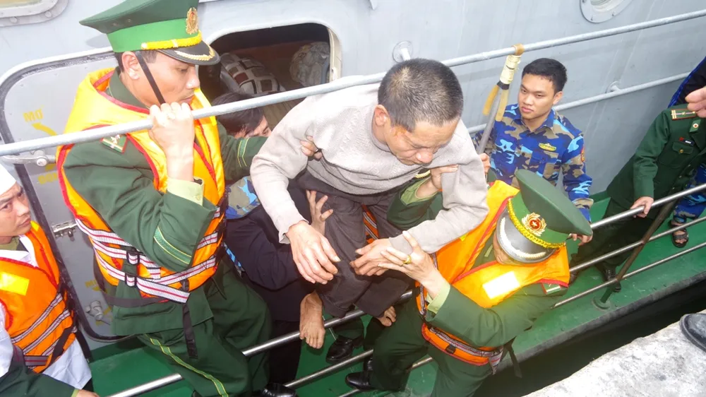 Đưa thuyền viên vào bờ an toàn
