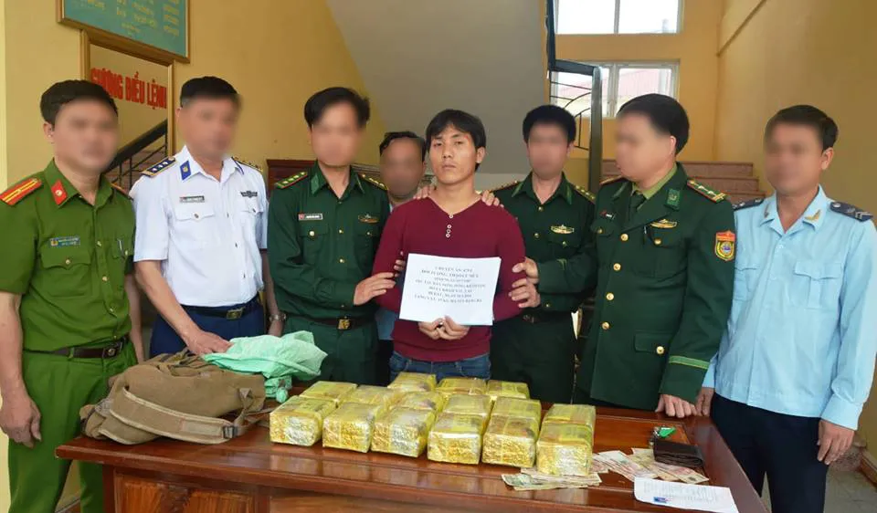 Đối tượng Thạo Cu Mùa bị bắt giữ cùng tang vật ma túy đá. Ảnh Bộ đội Biên phòng Hà Tĩnh cung cấp