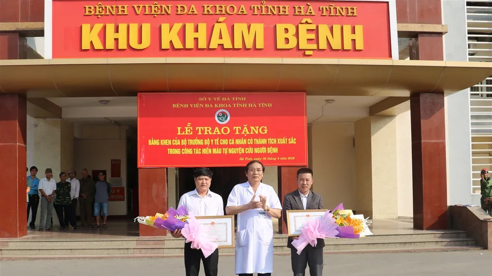 Trao bằng khen cho anh Hùng và anh Quân