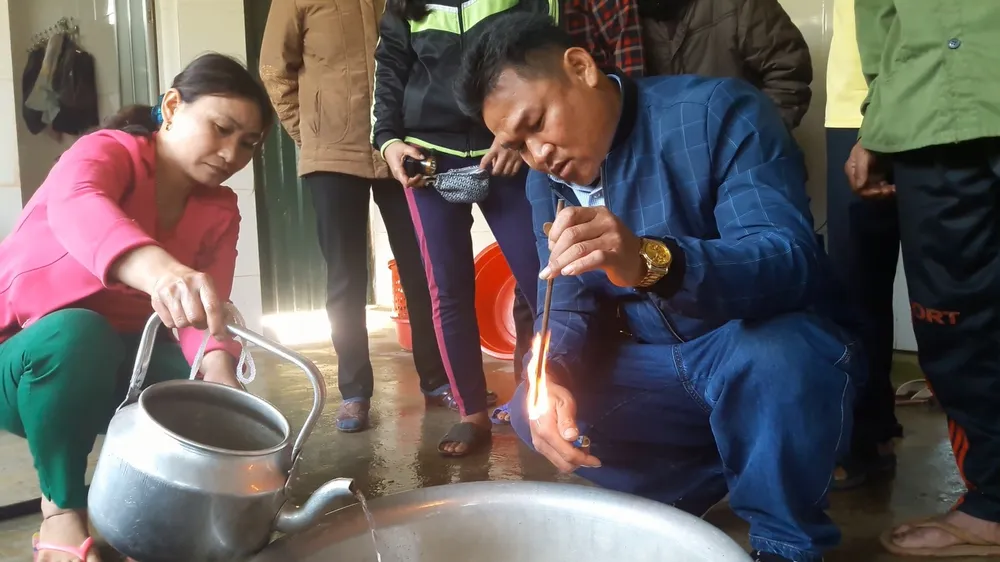Giếng nước bị nhiễm dầu, khi lấy que củi nhúng vào nước và châm lửa đốt vẫn cháy bình thường
