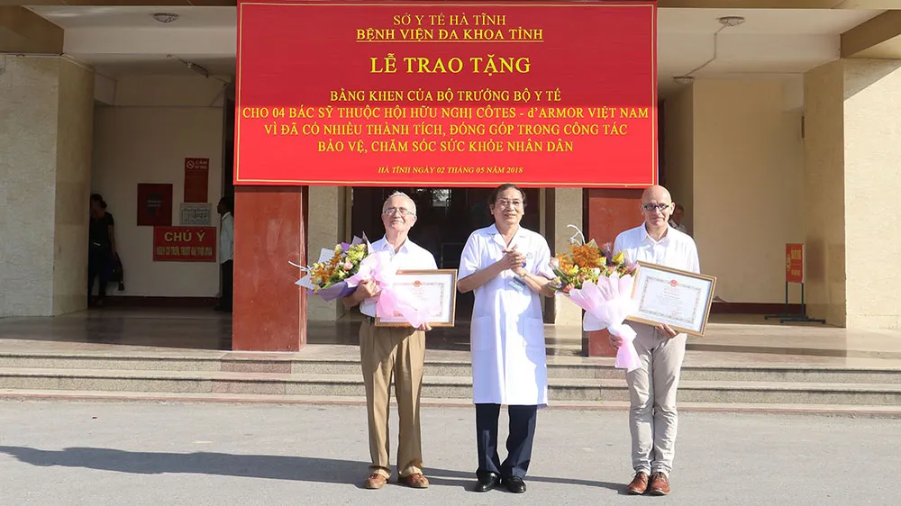 Trao bằng khen của Bộ trưởng Bộ Y tế cho 4 bác sĩ đến từ Pháp