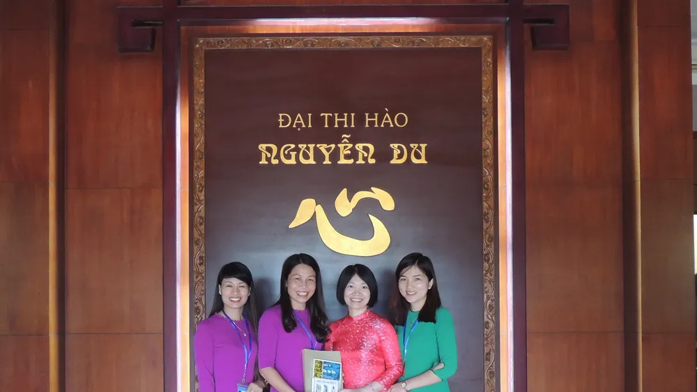 Trao tặng bộ sưu tập sách về Nguyễn Du và Truyện Kiều cho Ban Quản lý Di tích Nguyễn Du