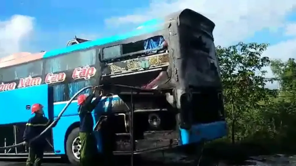 Hiện trường vụ cháy xe khách