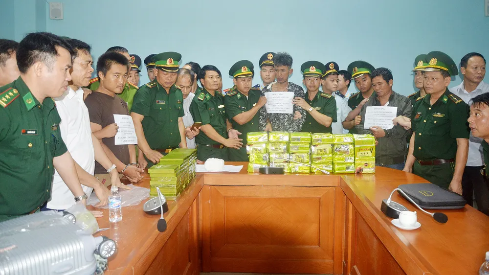CLIP NÓNG: Phá chuyên án “khủng” bắt giữ 52 bánh heroin và 25kg ma túy đá