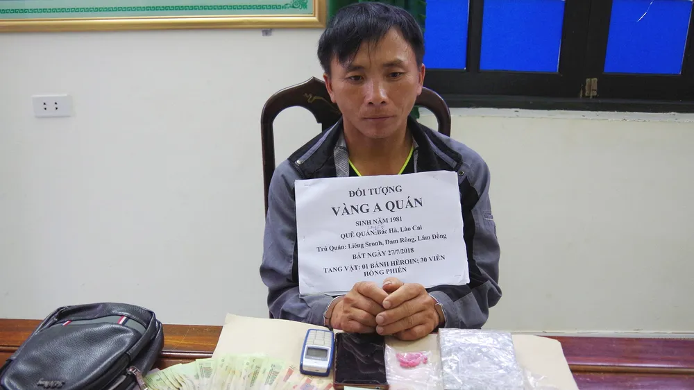 Bắt đối tượng vận chuyển 1 bánh heroin và 30 viên ma túy tổng hợp từ Lào vào Việt Nam