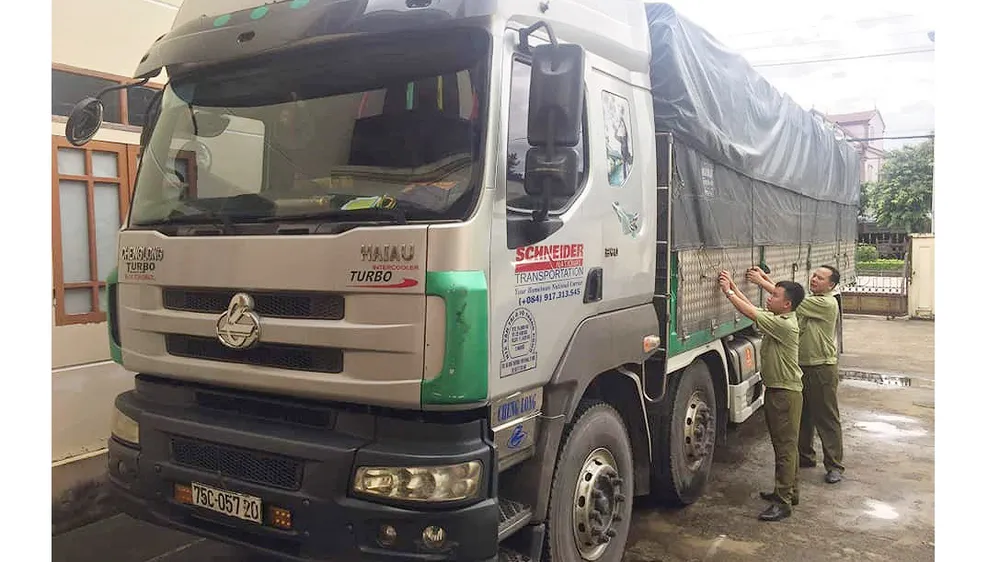 Bắt giữ xe tải vận chuyển hơn 400 chai rượu lậu 
