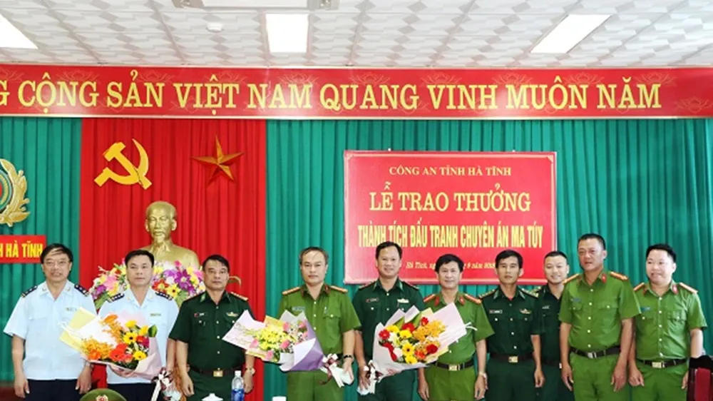 Trao thưởng cho các lực lượng tham gia phá án. (Ảnh Công an Hà Tĩnh cung cấp)