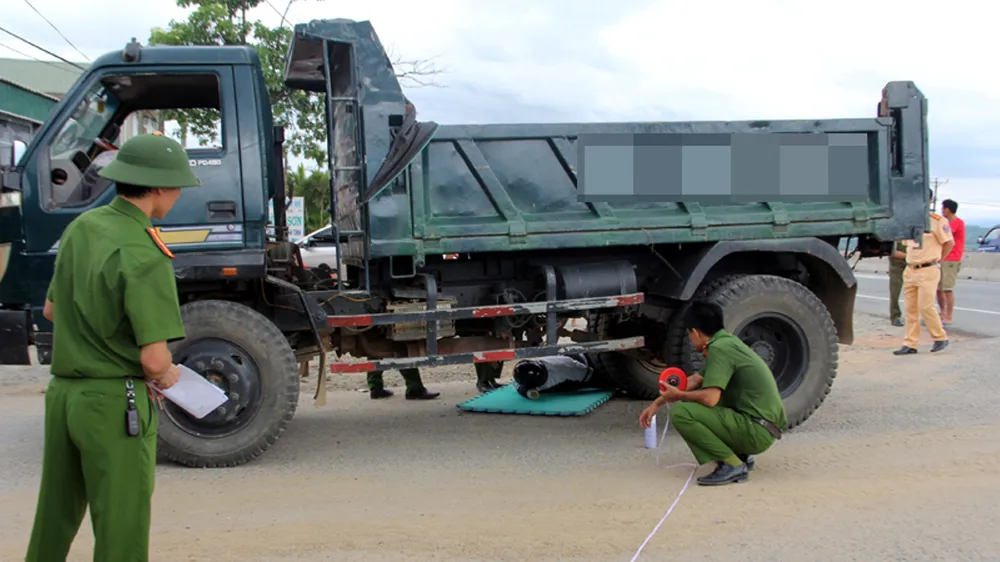 Lực lượng chức năng tiến hành thực nghiệm lại hiện trường vụ tai nạn. (Nguồn ảnh Văn Dũng)