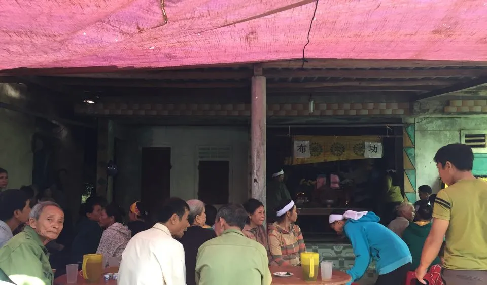 Gia đình và chính quyền địa phương tổ chức đám tang cho chị Ch. và cháu Ph.