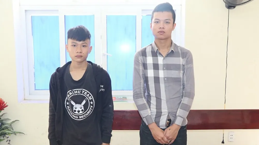 Lê Văn Dũng và Nguyễn Phi Tuấn tại cơ quan điều tra. Ảnh: Công an Hà Tĩnh cung cấp