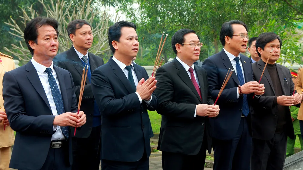Phó Thủ tướng Vương Đình Huệ và đoàn đến dâng hương, dâng hoa tại khu mộ Uy viễn tướng công Nguyễn Công Trứ