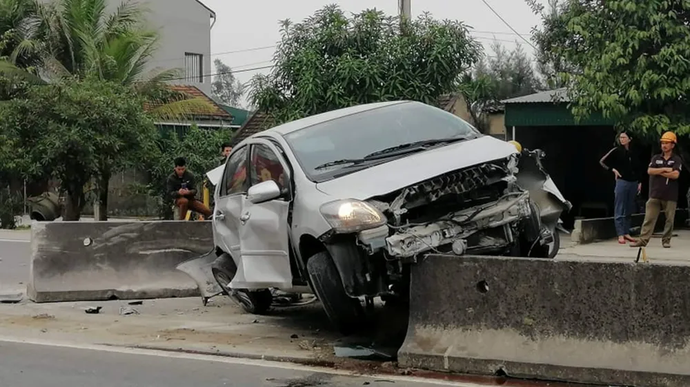 Xe ô tô con bị biến dạng phần đầu sau tai nạn