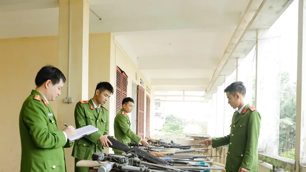 Công an huyện Hương Sơn thu hồi nhiều khẩu súng và công cụ hỗ trợ