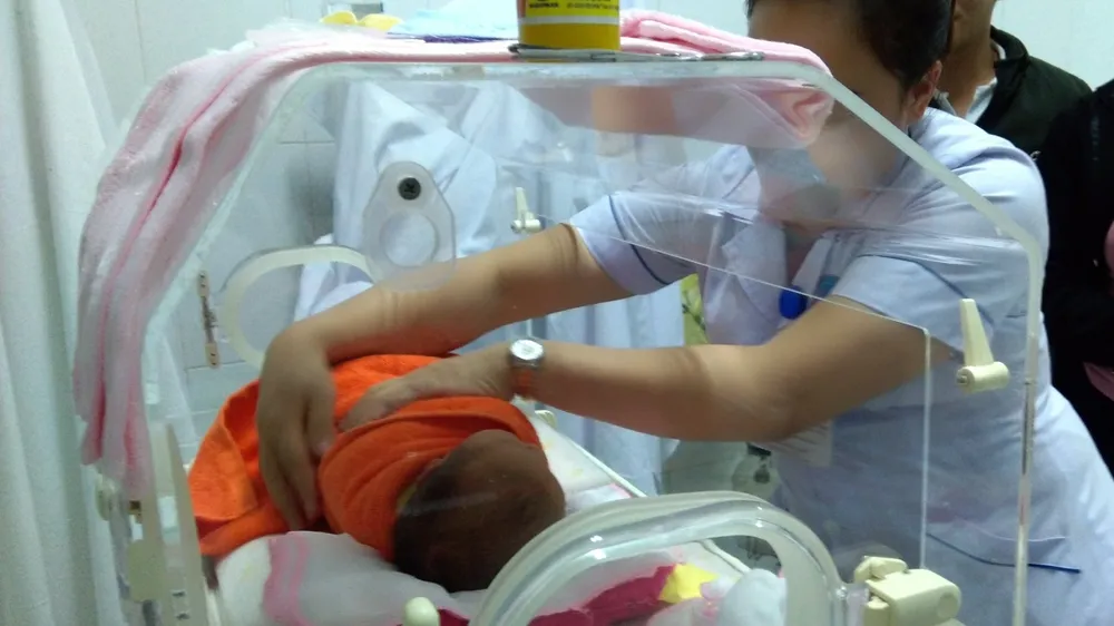 Bé gái sơ sinh bị bỏ rơi được chuyển về Làng trẻ mồ côi Hà Tĩnh để chăm sóc, nuôi dưỡng