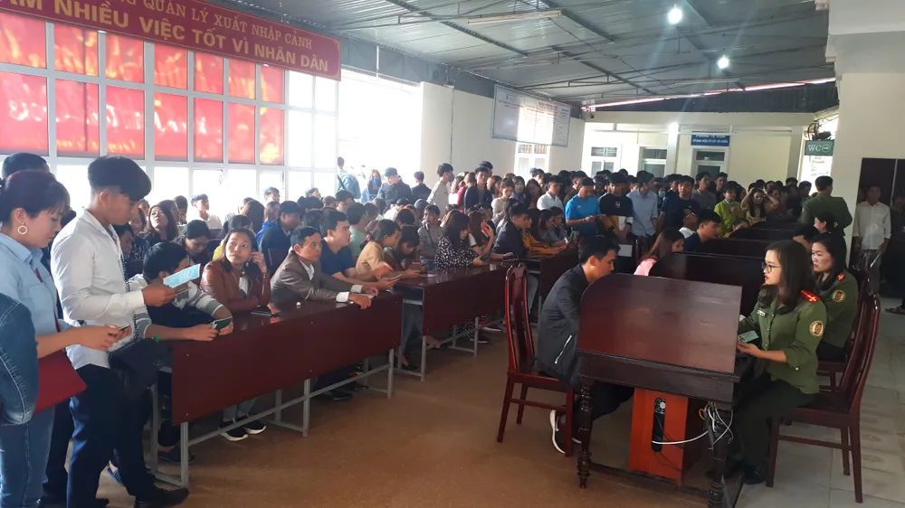 Nhiều người dân đến làm hộ chiếu, giấy thông hành đầu năm