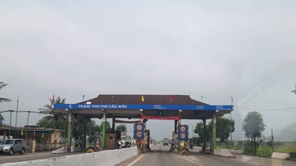 Sáng 21-2, tại trạm thu phí Cầu Rác đã xả trạm tạm dừng thu phí