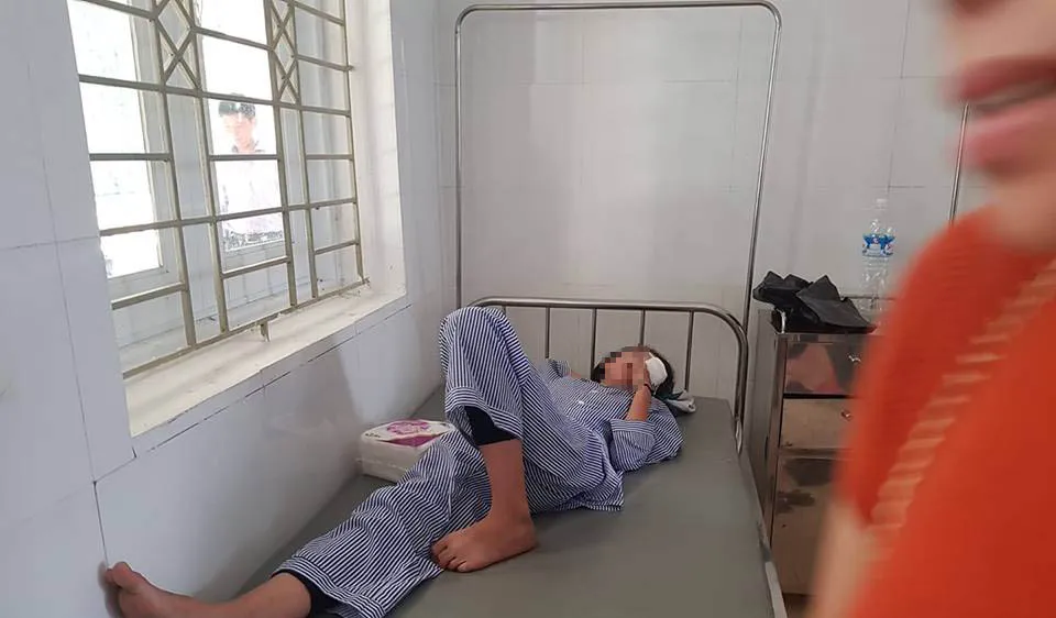 Học sinh Bùi Ng. Q. A. được điều trị tại bệnh viện