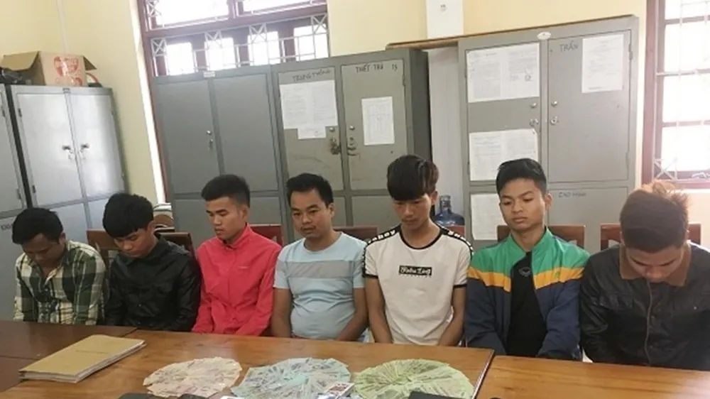 Các đối tượng cùng tang vật tại cơ quan Công an. Ảnh Công an Hà Tĩnh cung cấp