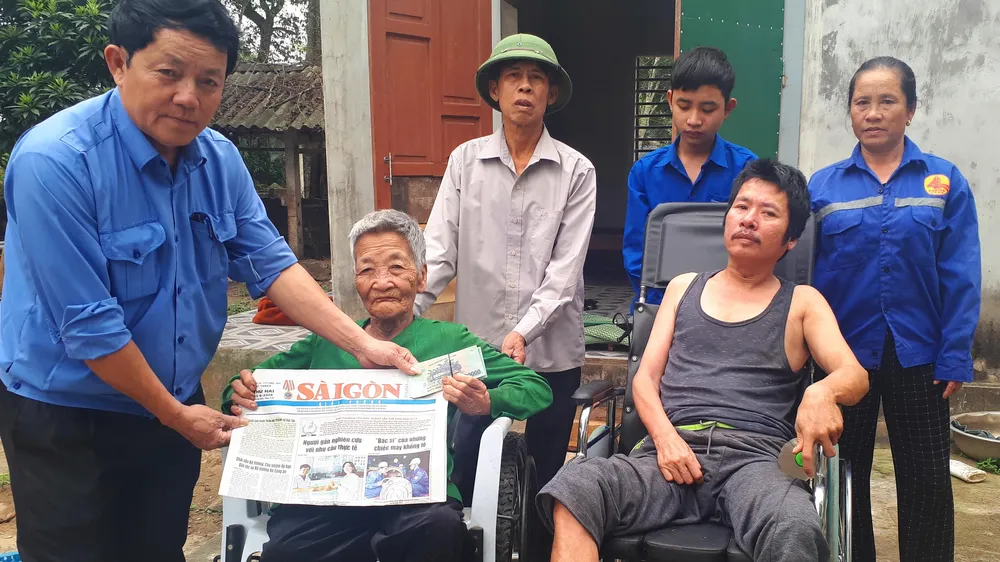 Ông Võ Tá Hiếu, Chủ tịch UBND xã Thạch Mỹ, huyện Lộc Hà, tỉnh Hà Tĩnh trao 19 triệu đồng của bạn đọc Báo SGGP cho gia đình anh Phan Huy Tình