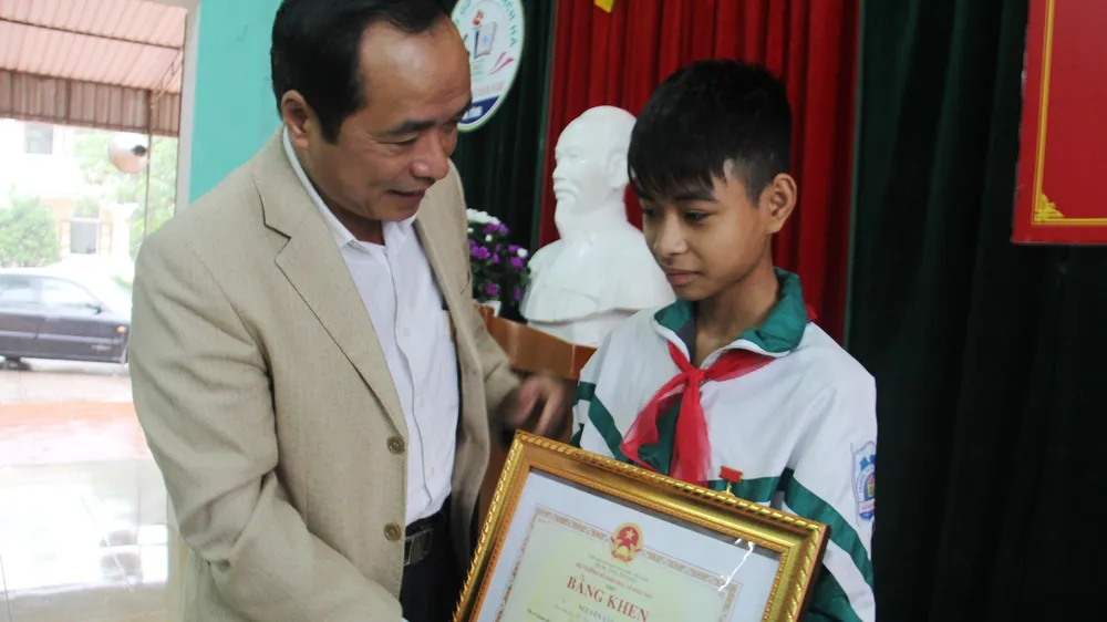Trao bằng khen cho em Nguyễn Văn Chương