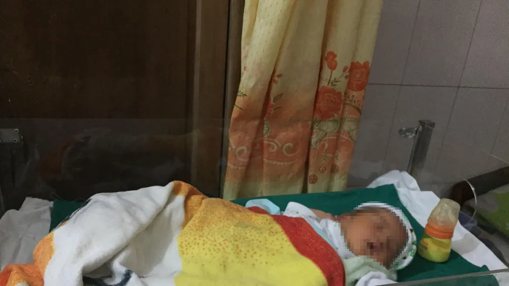 Bé trai sơ sinh đang được chăm sóc tại bệnh viện
