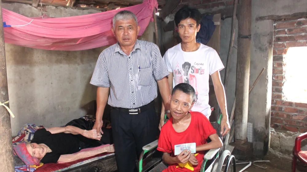 Ông Võ Quốc Hùng, Bí thư Đảng ủy xã Tùng Lộc, huyện Can Lộc, tỉnh Hà Tĩnh trao 17 triệu đồng của bạn đọc Báo SGGP cho gia đình bà Nguyễn Thị Út 