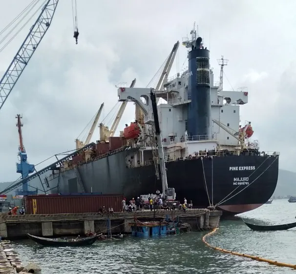 Lực lượng chức năng đang tiến hành trục vớt 2 tàu bị chìm ở cảng biển Vũng Áng