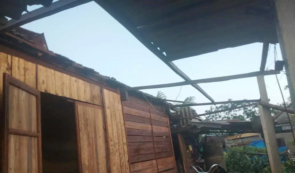 Hà Tĩnh: Bất ngờ xuất hiện mưa kèm lốc xoáy khiến nhiều nhà dân bị tốc mái