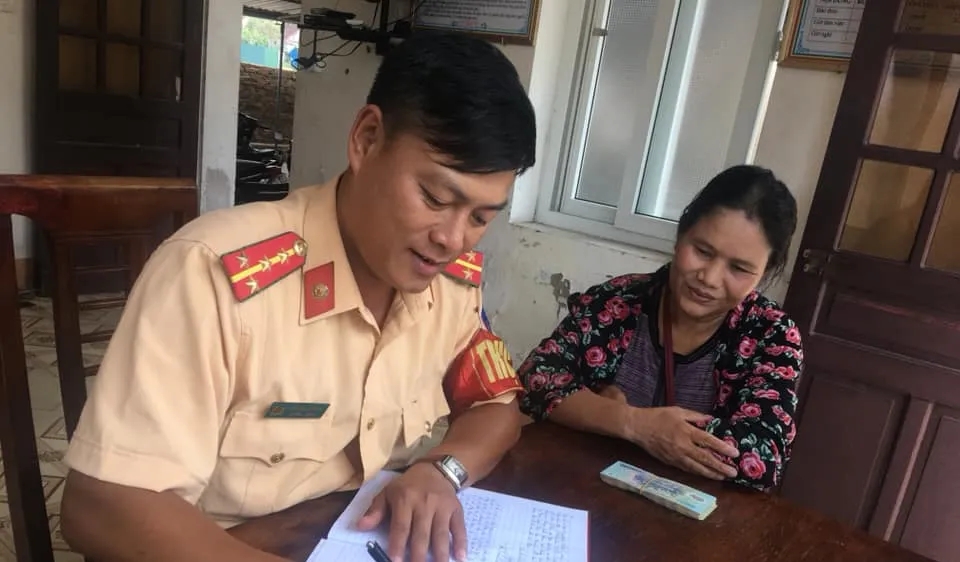 Khen thưởng người phụ nữ làm nghề thu nhặt ve chai nhặt được của rơi trả người mất