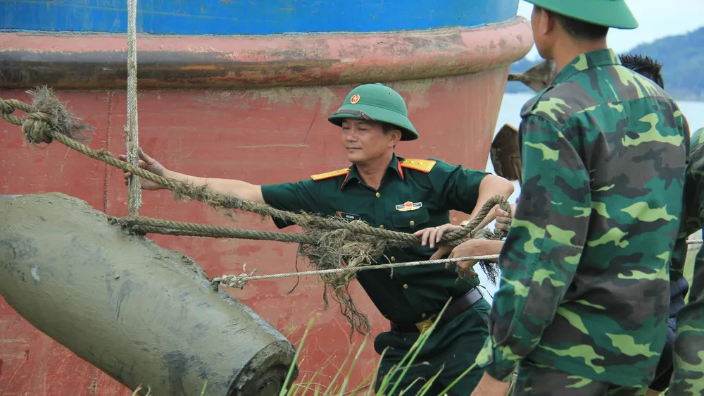 Lực lượng chức năng trục vớt thành công quả bom lên khỏi mặt nước