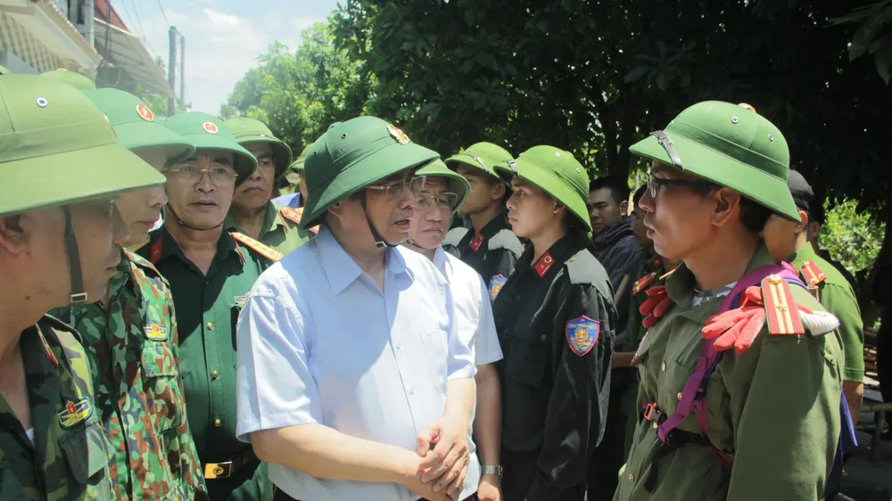 Đồng chí Phạm Minh Chính thăm hỏi, động viên các lực lượng chức năng đang làm nhiệm vụ chữa cháy rừng tại huyện Nghi Xuân, tỉnh Hà Tĩnh