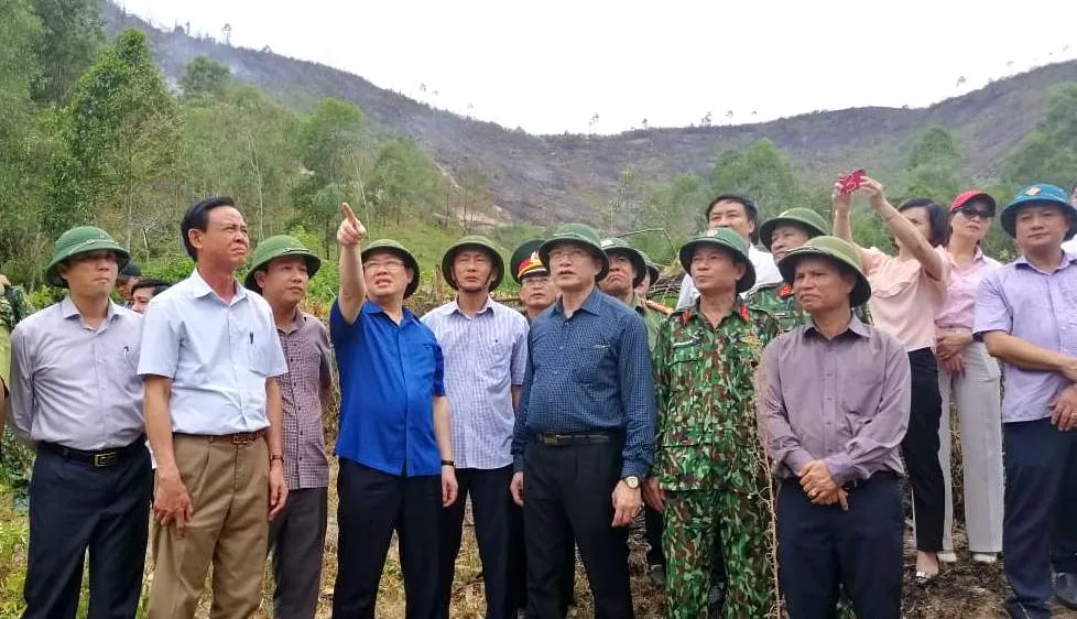 Phó Thủ tướng Vương Đình Huệ thị sát kiểm tra tình hình chữa cháy rừng tại huyện Đức Thọ
