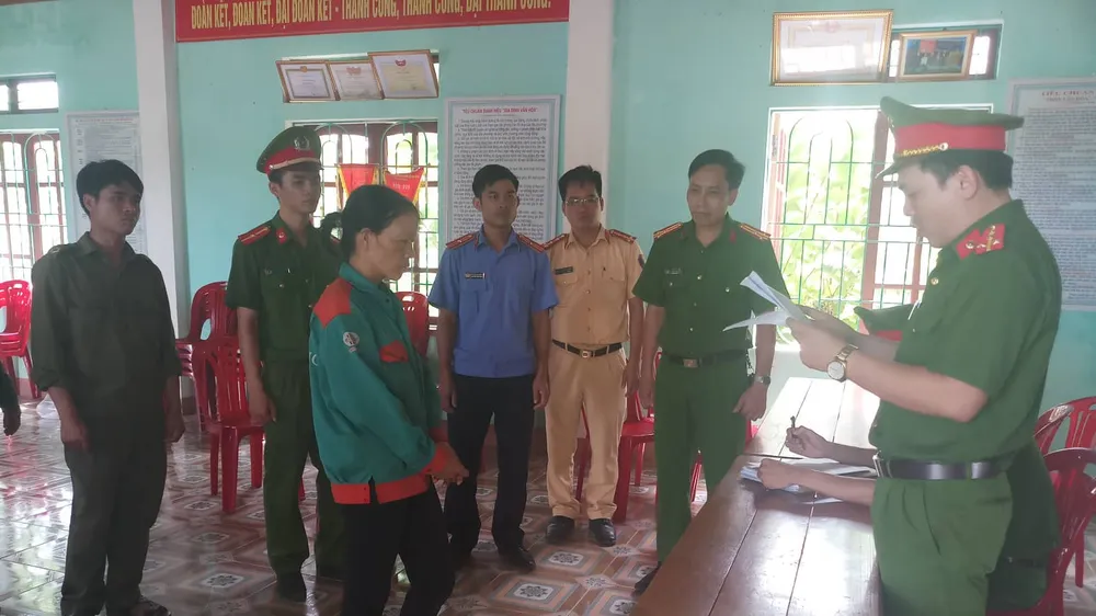 Công an đọc quyết định khởi tố đối với Nguyễn Thị Hảo