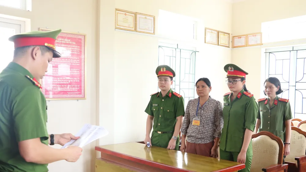 Công an tống đạt quyết định khởi tố bị can Hoàng Thị Hậu