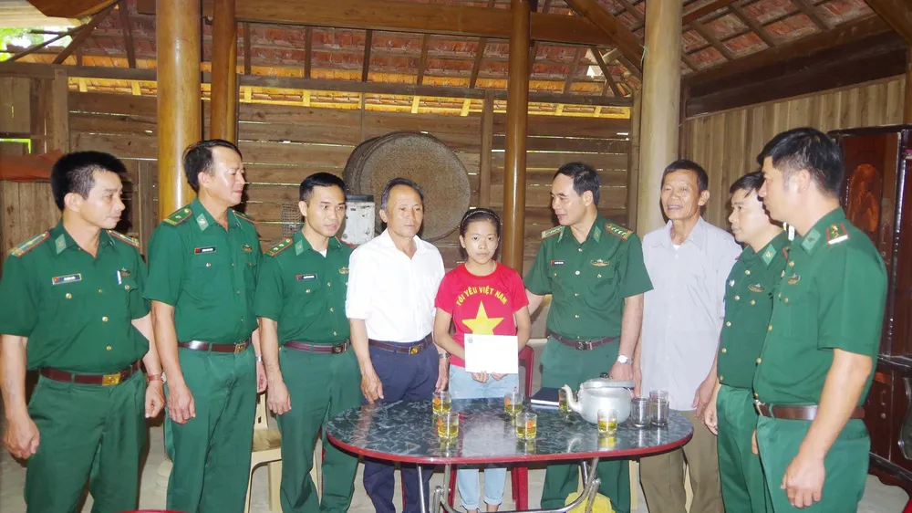 Lãnh đạo Bộ đội Biên phòng Hà Tĩnh trao quà hỗ trợ học sinh có hoàn cảnh khó khăn