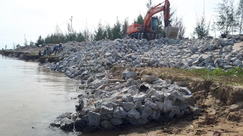 Đổ đá, lồng sắt gia cố điểm sạt lở chân đê