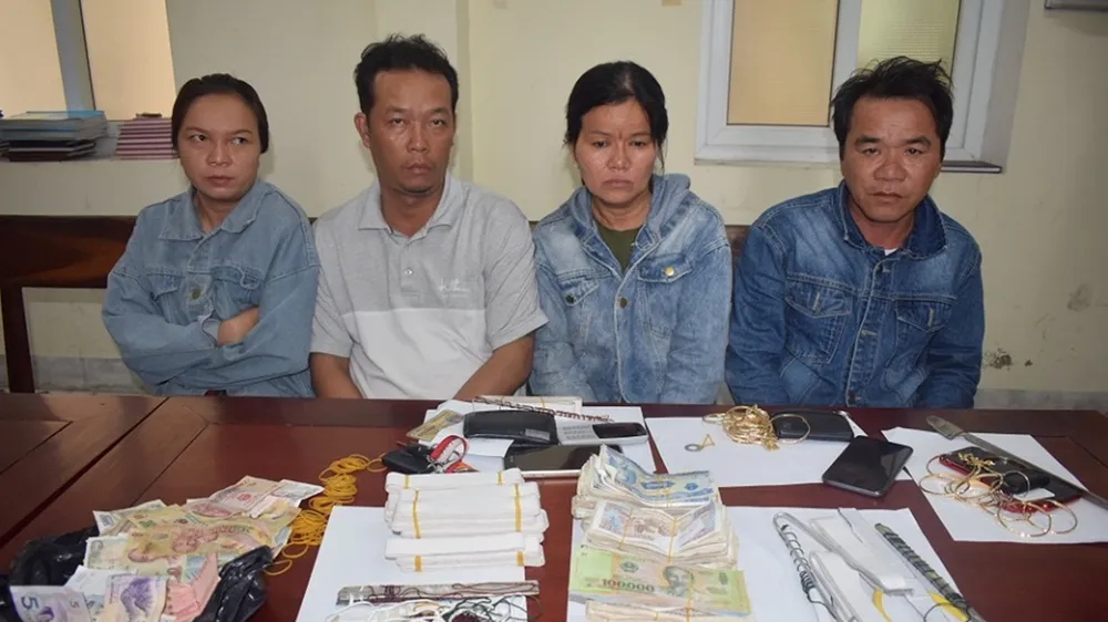 Các nghi phạm bị bắt cùng tang vật