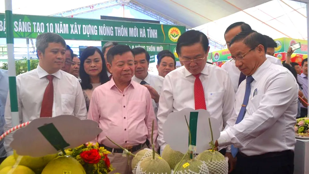 Phó Thủ tướng Vương Đình Huệ và lãnh đạo tỉnh Hà Tĩnh tham quan các gian hàng sản phẩm bên lề hội nghị