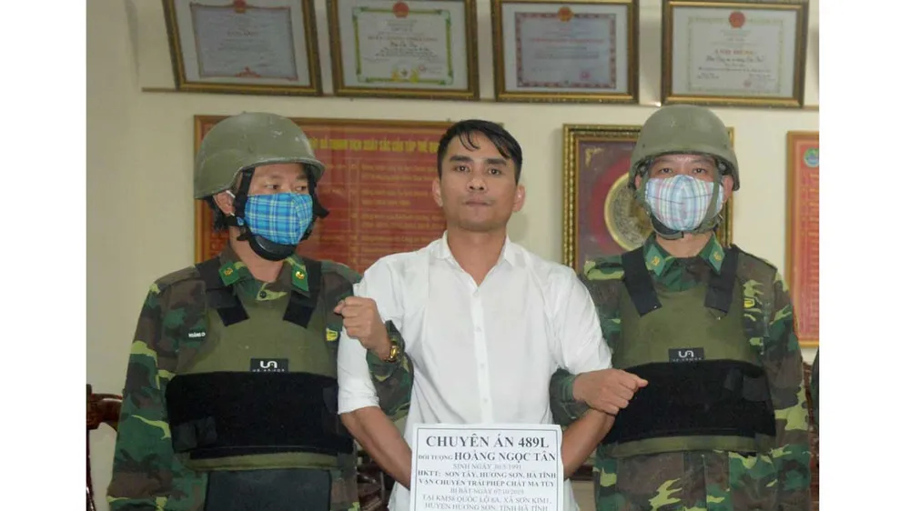 Bắt giữ đối tượng vận chuyển 6 bánh heroin cùng súng và 5 viên đạn qua biên giới