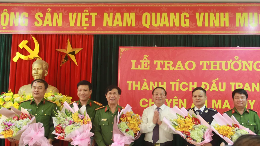 Bí thư Tỉnh ủy Hà Tĩnh Lê Đình Sơn trao thưởng cho các lực lượng phá án